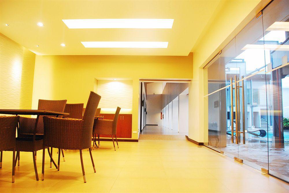Century Hotel Angeles Bagian luar foto