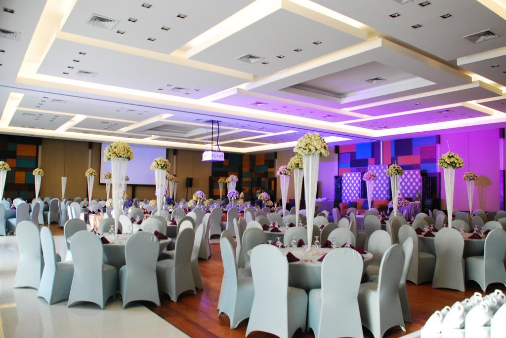 Century Hotel Angeles Bagian luar foto