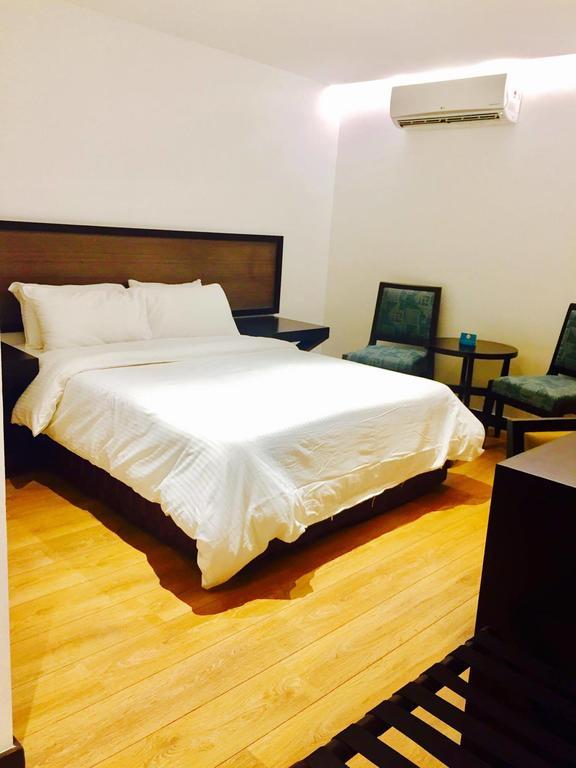 Century Hotel Angeles Bagian luar foto