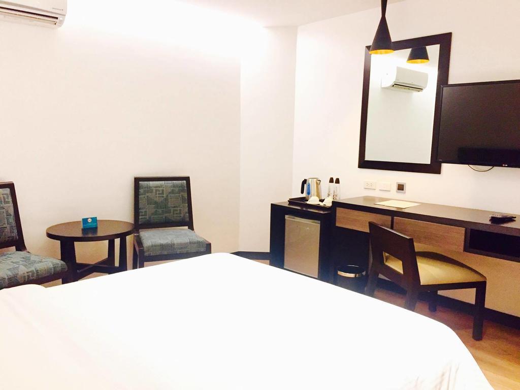 Century Hotel Angeles Bagian luar foto