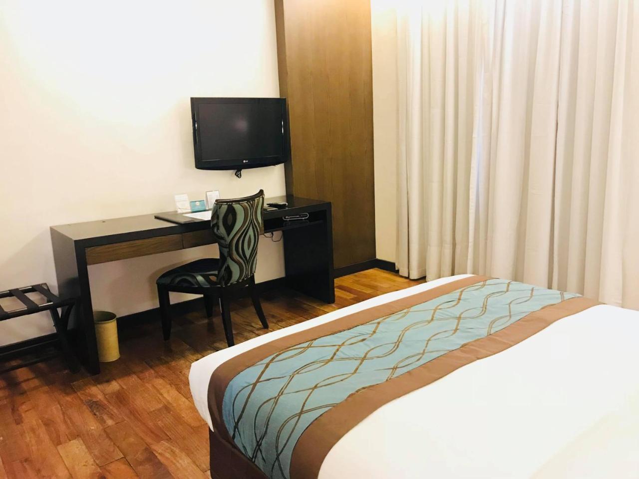 Century Hotel Angeles Bagian luar foto